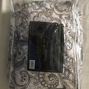 NWT King size microfiber bedding set.